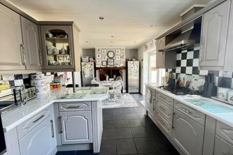Kitchen 2.jpg