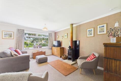 L-Shaped Lounge/Dining Room