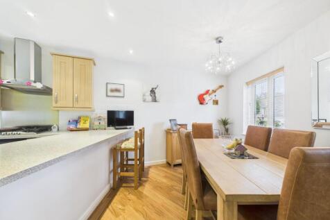 Kitchen/ Dining Room