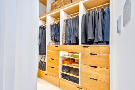 Walk-In-Wardrobe