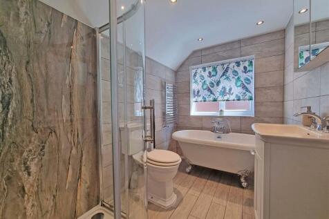 MODERN FAMILY BATHROOM