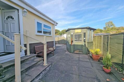 LOW MAINTENANCE SIDE &amp; REAR GARDENS