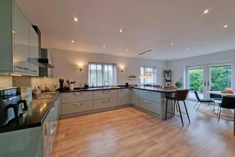 SUPERB REFITTED KITCHEN DINER
