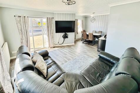 Lounge/Dining Area