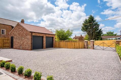Double Garage/Driveway