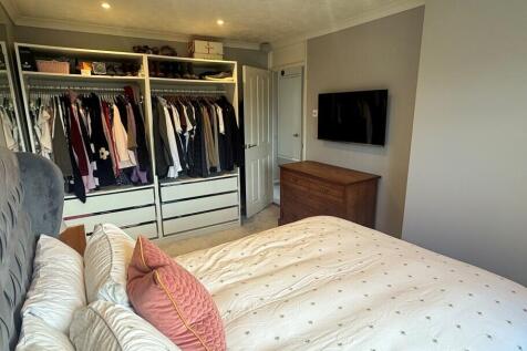 Bedroom 1 Pic 2