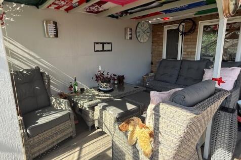 Outside Entertaining