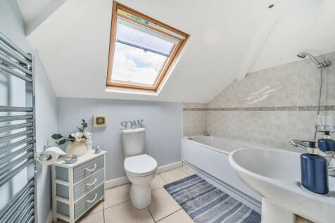 Bathroom (F/F).