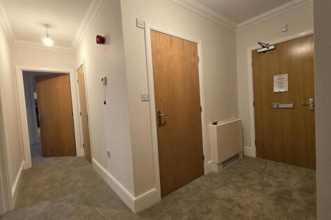 26 Middleton Woods - Entrance Hall.jpg
