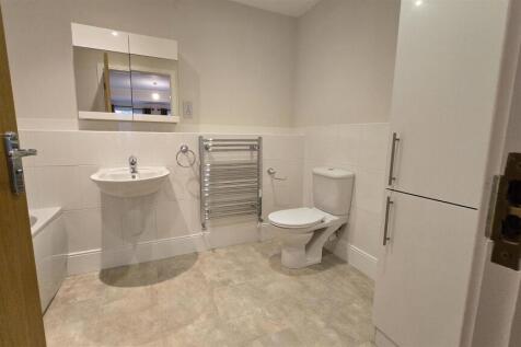 26 Middleton Woods - En-suite.jpg