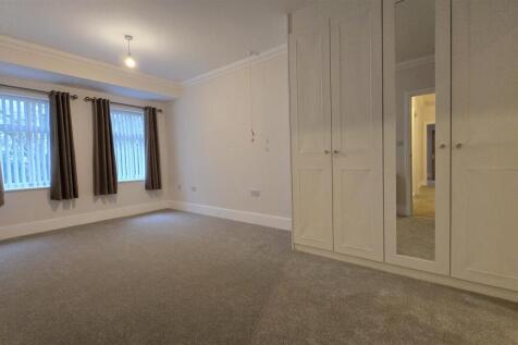 26 Middleton Woods - Master bedroom.jpg
