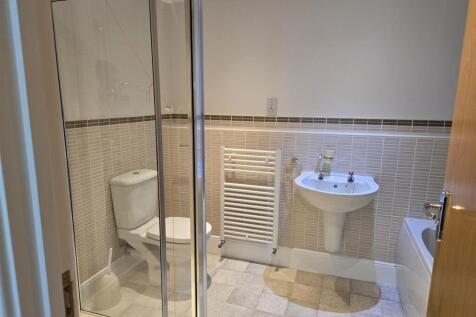4 Middleton Woods - ensuite bathroom.jpg