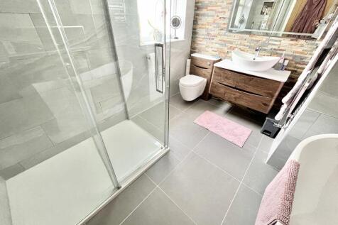 En-suite Bathroom/Shower