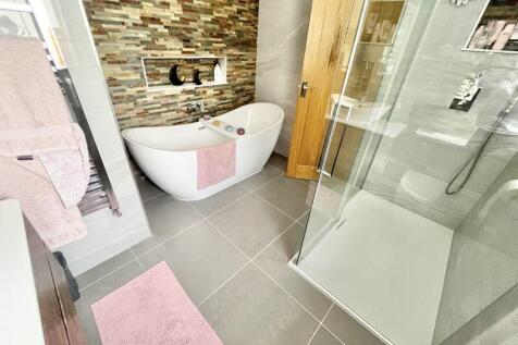 En-suite Bathroom/Shower