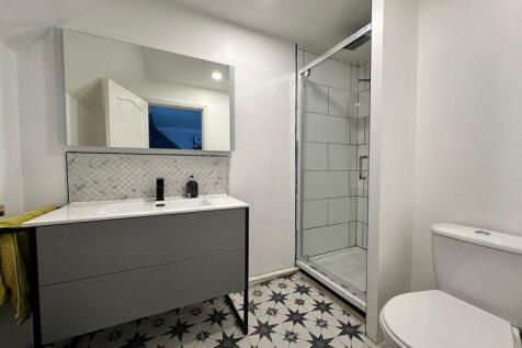 Ensuite to Bed 2