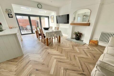 Sitting Room/Dining Room