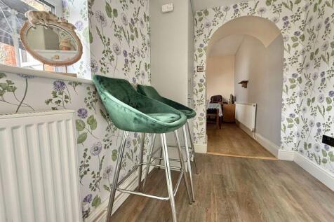 Kitchen to Breakfast Room