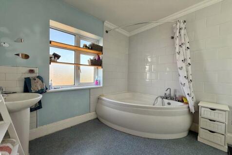 L-shaped Bathroom