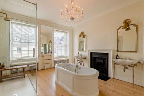 Bathroom (2nd Floor)