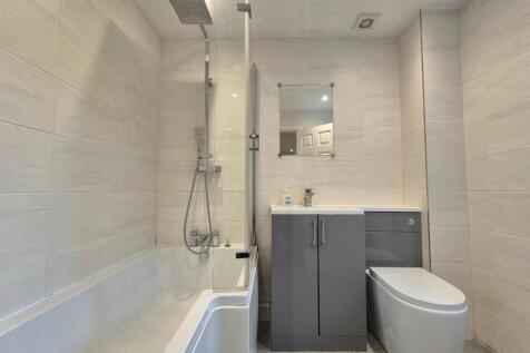 5 Meadowsweet bathroom.jpg
