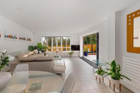 Stunning Open-Plan Breakfast Kitchen/Dining/Living