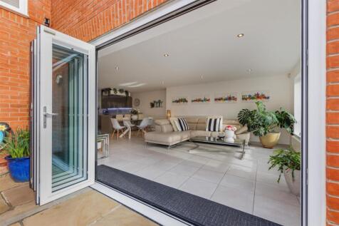 Stunning Open-Plan Breakfast Kitchen/Dining/Living