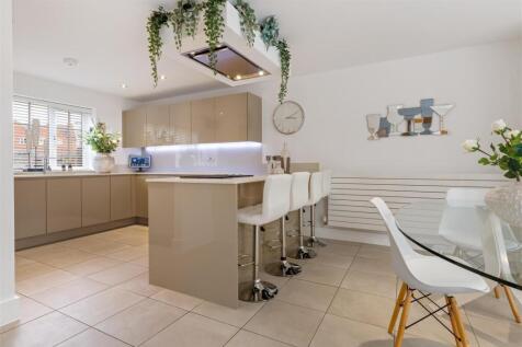 Stunning Open-Plan Breakfast Kitchen/Dining/Living