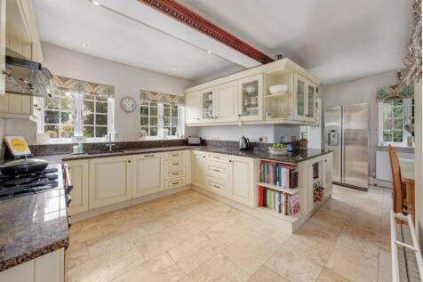 Open-Plan Kitchen and Breakfast Area