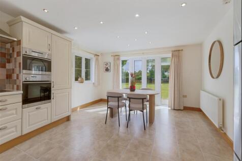 Spacious Dining Kitchen