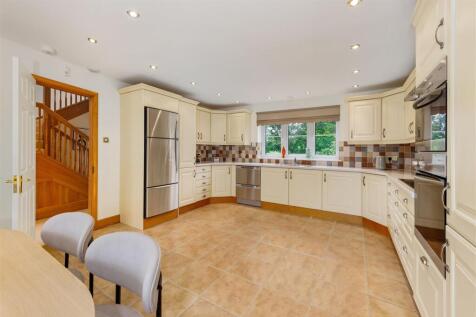 Spacious Dining Kitchen