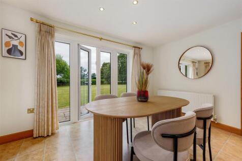 Spacious Dining Kitchen