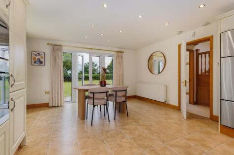 Spacious Dining Kitchen