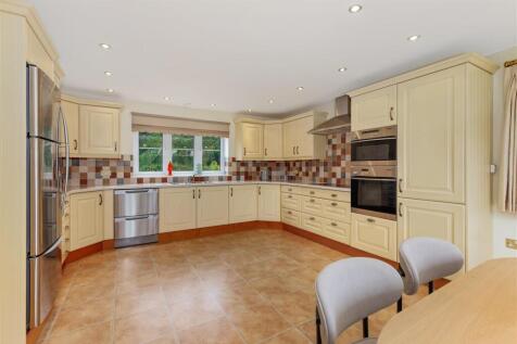 Spacious Dining Kitchen