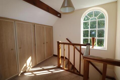 FIRST FLOOR LANDING: