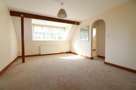 SITTING / DINING ROOM: