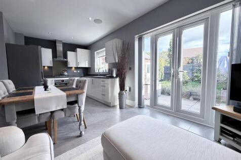 Spacious Dining Kitchen