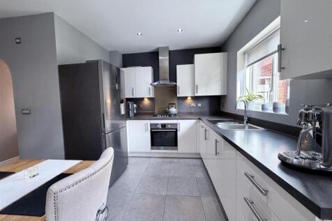 Spacious Dining Kitchen