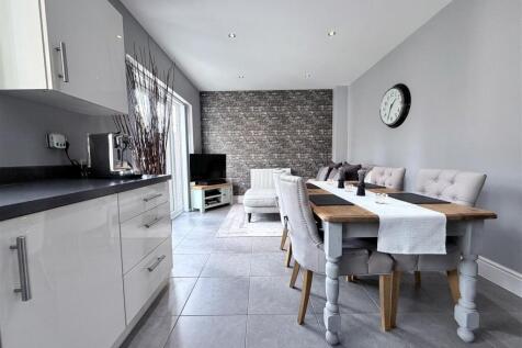 Spacious Dining Kitchen