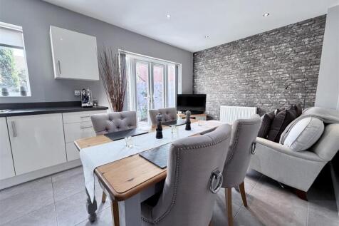 Spacious Dining Kitchen