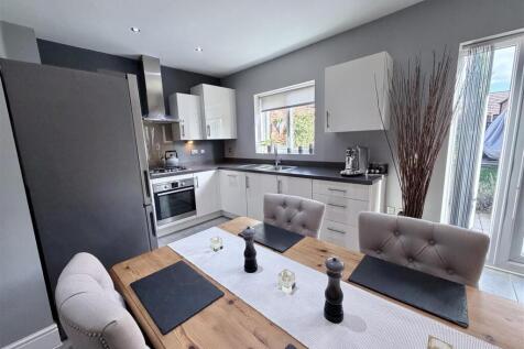 Spacious Dining Kitchen