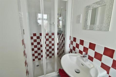 EN-SUITE SHOWER ROOM