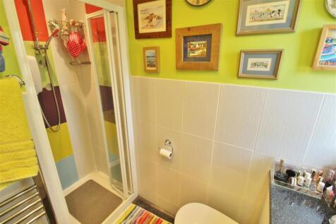 EN-SUITE SHOWER ROOM
