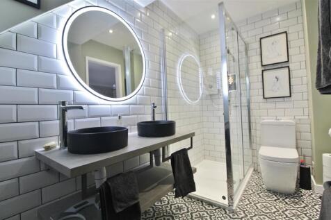 EN-SUITE SHOWER ROOM