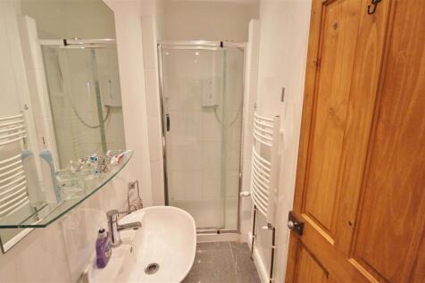FAMILY SHOWER ROOM