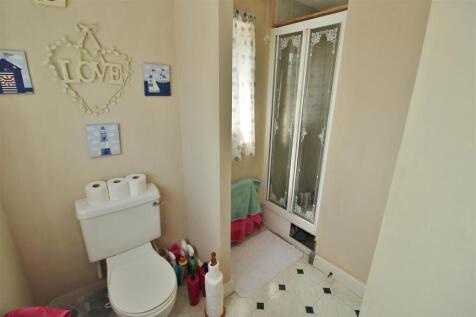 EN-SUITE SHOWER ROOM