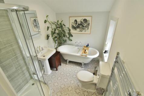 EN-SUITE BATHROOM