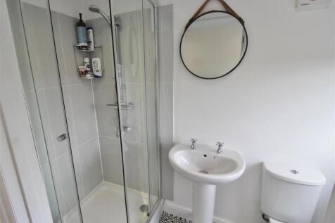 EN-SUITE SHOWER ROOM