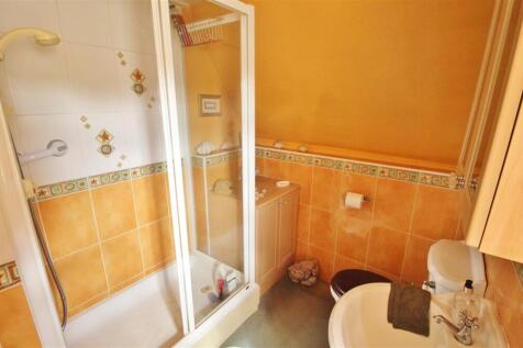 FAMILY SHOWER ROOM