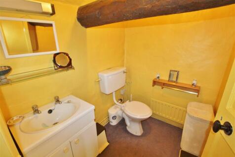 EN-SUITE CLOAKROOM