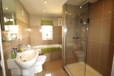 EN-SUITE BATHROOM